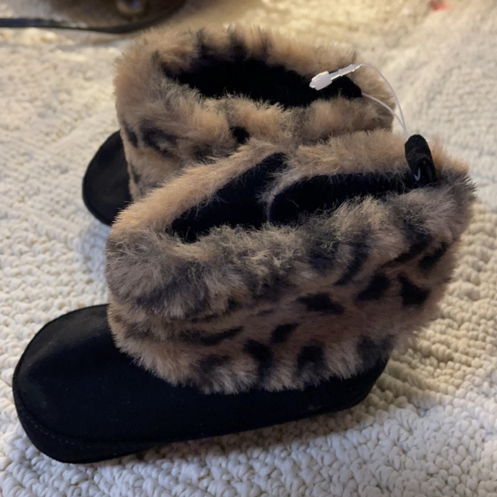 Faux Fur Trim Black Baby Boots and Tan Slippers size 6-9 months - Picture 4 of 9